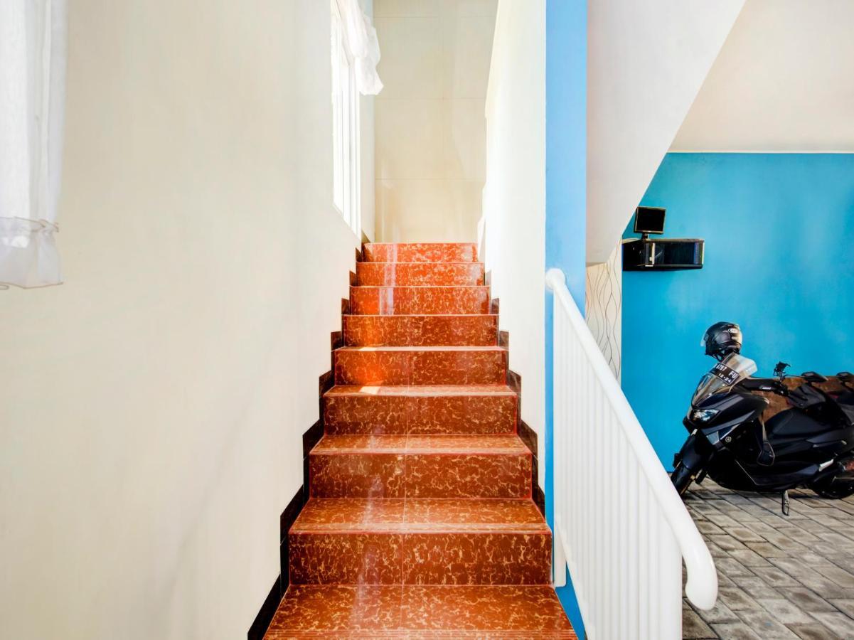 Oyo Life 3987 Kost Aditya Surabaya Bagian luar foto