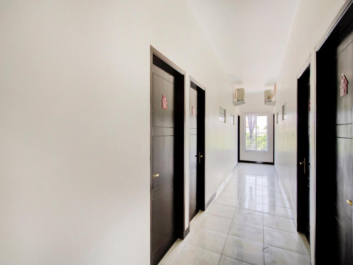 Oyo Life 3987 Kost Aditya Surabaya Bagian luar foto