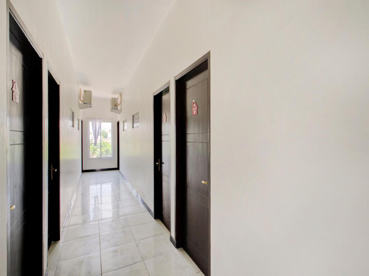 Oyo Life 3987 Kost Aditya Surabaya Bagian luar foto